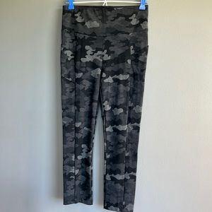 NWOT CAbi ATC Camo Grey Leggings, side seam pockets, Small #3931